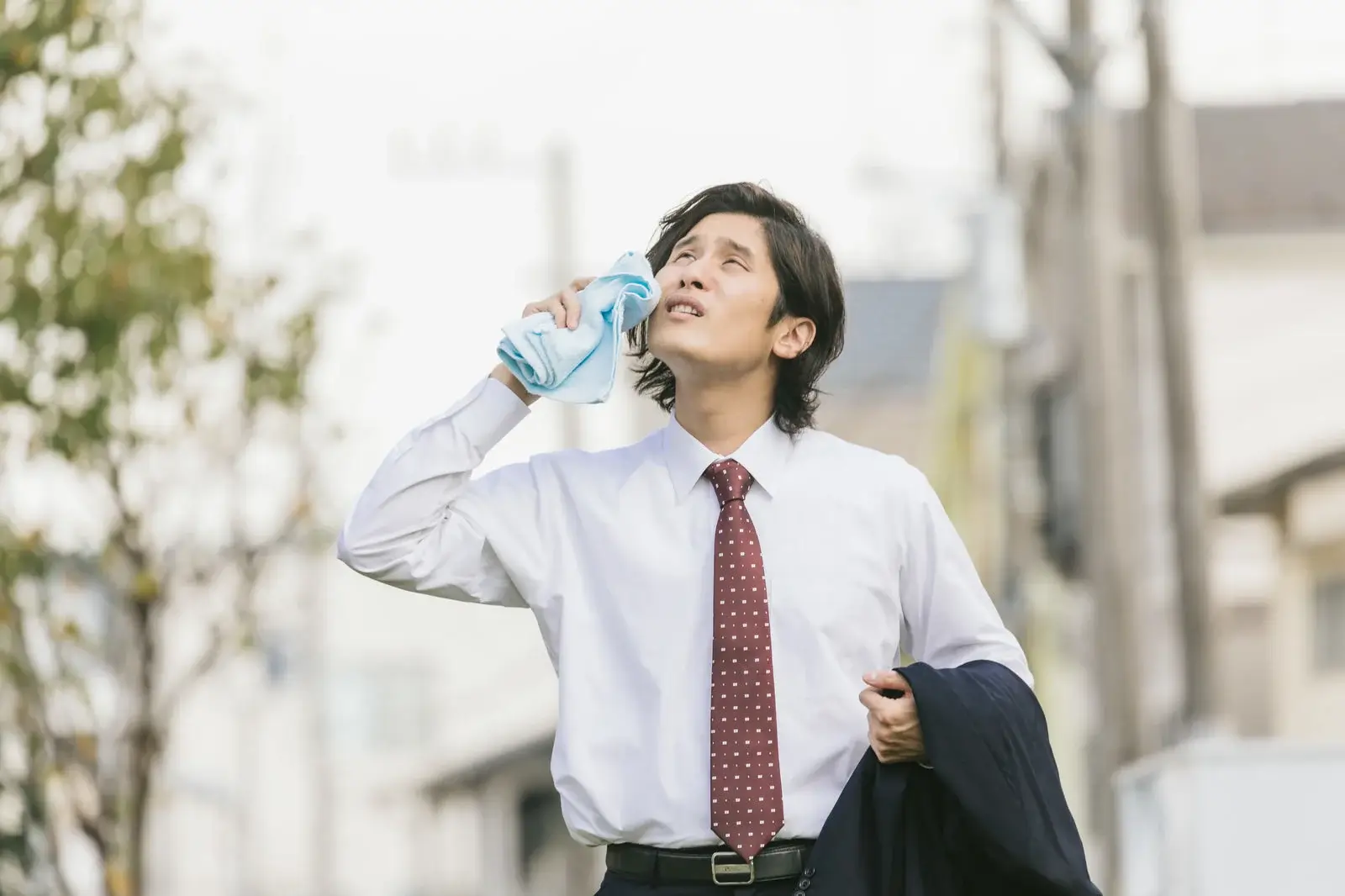 なぜ男性は日傘をささなかった？